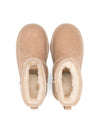 Stivaletti Classic II Mini per bambina UGG Kids beige con applicazione posteriore con logo