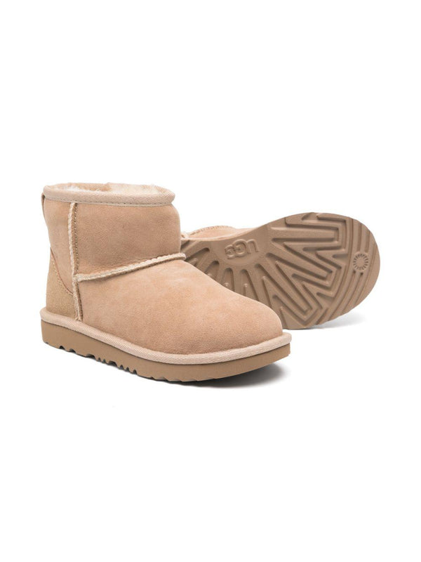 Stivaletti Classic II Mini per bambina UGG Kids beige con applicazione posteriore con logo