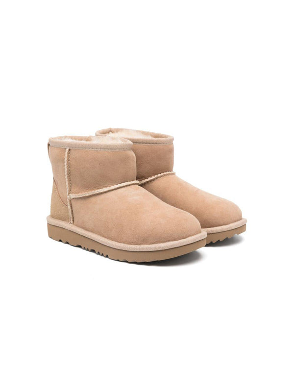 Stivaletti Classic II Mini per bambina UGG Kids beige con applicazione posteriore con logo
