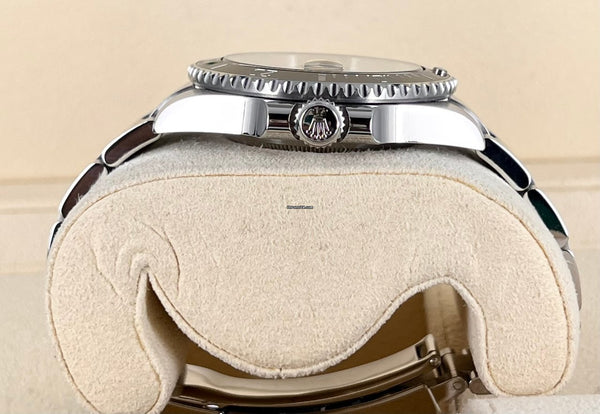 Submariner Datelike new box papers