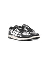 Sneakers a scacchi per bambino Amiri Kids bianco e nero modello Skel