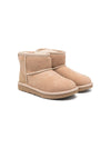 Stivaletti Classic II Mini per bambina UGG Kids beige con applicazione posteriore con logo